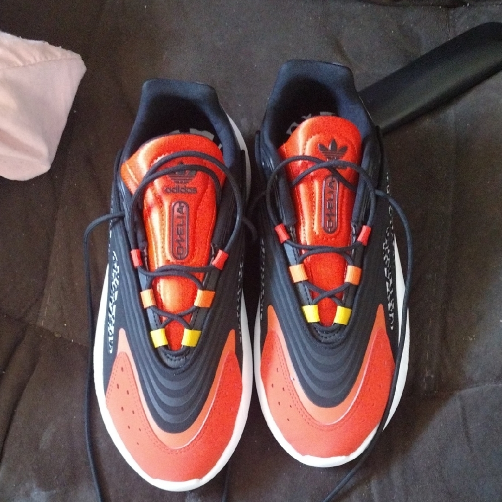 Adidas OZELIA Sneakers Black And Red Never Worn Only Tried On